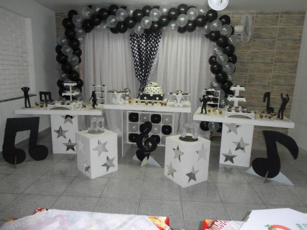 Mesa Provençal em Preto e Branco Teem