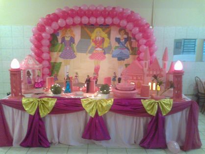 Barbie Escola de Princesas - Mesa de Jantar 